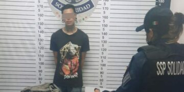 Perro policía detecta a pasajero con narcóticos en van de Playa del Carmen