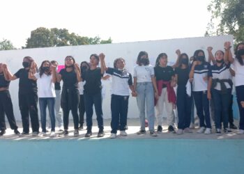 Alumnos de secundaria de Puerto Aventuras protestan contra profesor acusado de acoso sexual