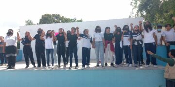 Alumnos de secundaria de Puerto Aventuras protestan contra profesor acusado de acoso sexual