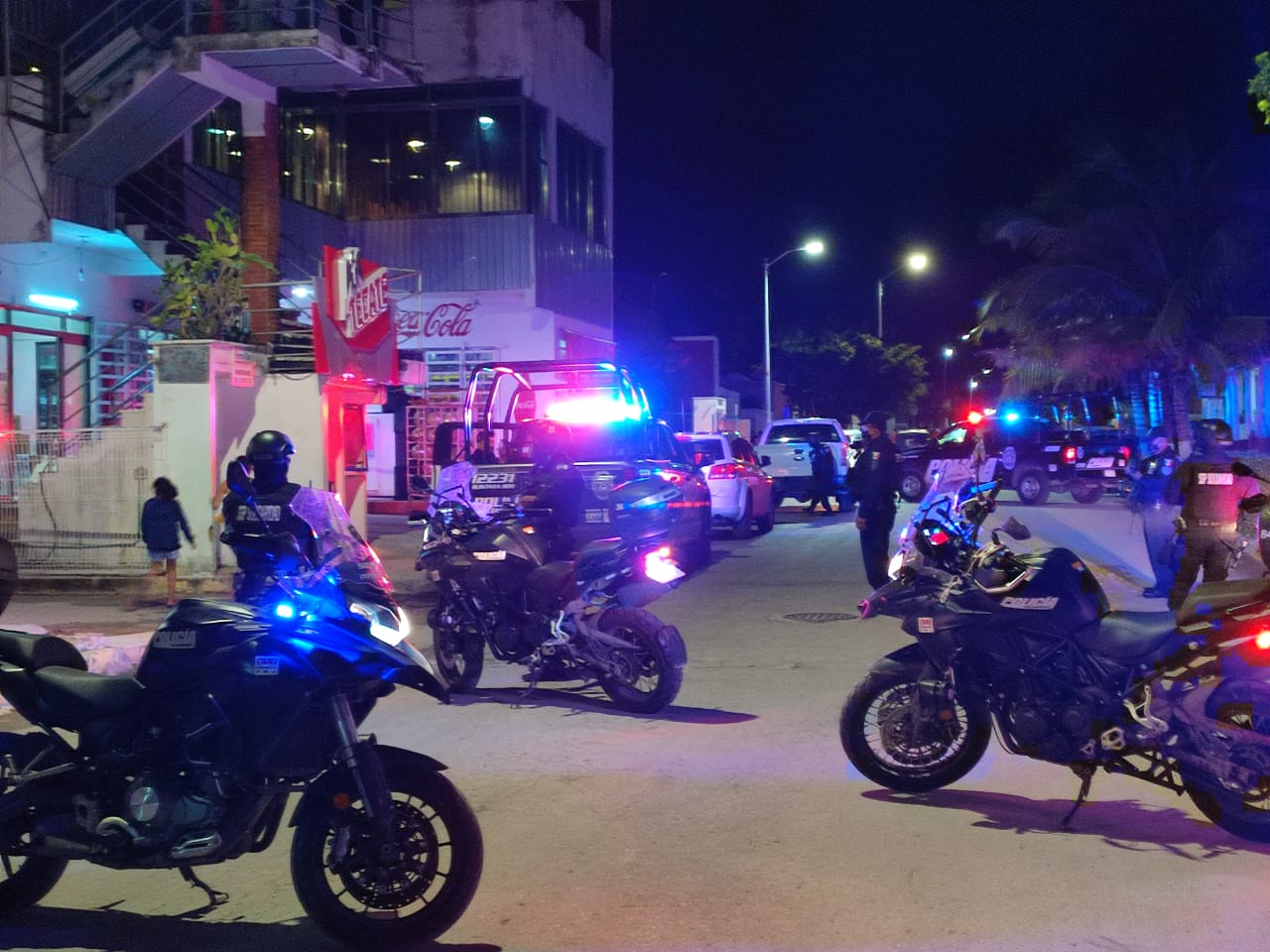 Asegura Fiscalía equipos de almacenamiento de cámaras de seguridad en bar de Puerto Aventuras