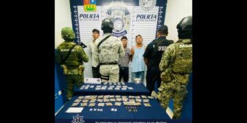 Caen tres presuntos narcomenudistas con drogas y cartuchos útiles en Villas del Sol￼