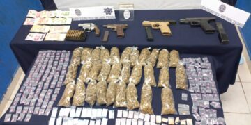 Capturan a tres presuntos narcomenudistas con 4 armas y 219 dosis en la Quinta Avenida de Playa del Carmen