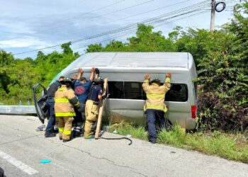 Chofer de van queda con pierna destrozada, luego de salirse de carretera Tulum-Playa del Carmen