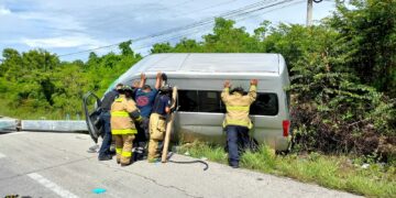 Chofer de van queda con pierna destrozada, luego de salirse de carretera Tulum-Playa del Carmen