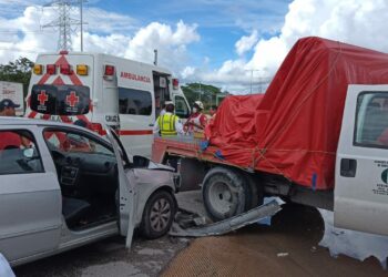 Choque manda al hospital a dos personas en Playa del Carmen