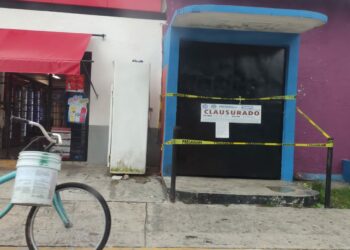 Detienen a meseros por retener a cliente en bar de Playa del Carmen