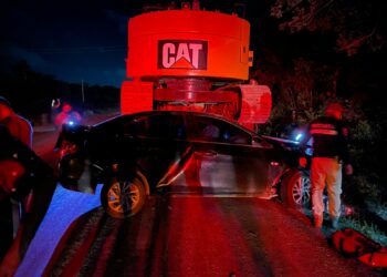 Muere en el hospital automovilista que chocó contra un tráiler en carretera federal 307