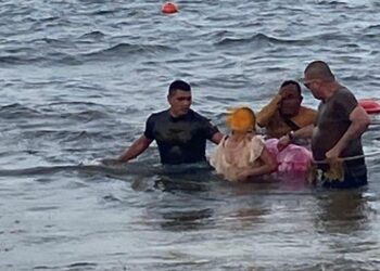Mujer arrastrada por el mar salva su vida con barrera antisargazo￼