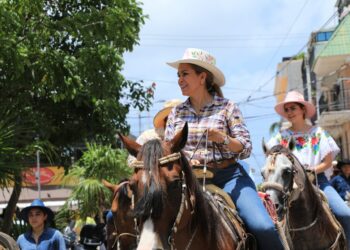 Con la cabalgata urbana inició la Feria del Carmen 2022