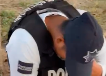 Arrestan a un extranjero que caminaba desnudo en Playa del Carmen; atacó a un policía