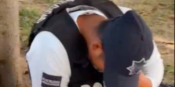 Arrestan a un extranjero que caminaba desnudo en Playa del Carmen; atacó a un policía