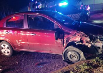 Automovilista ebrio huye de policías y choca contra peritos, en Playa del Carmen