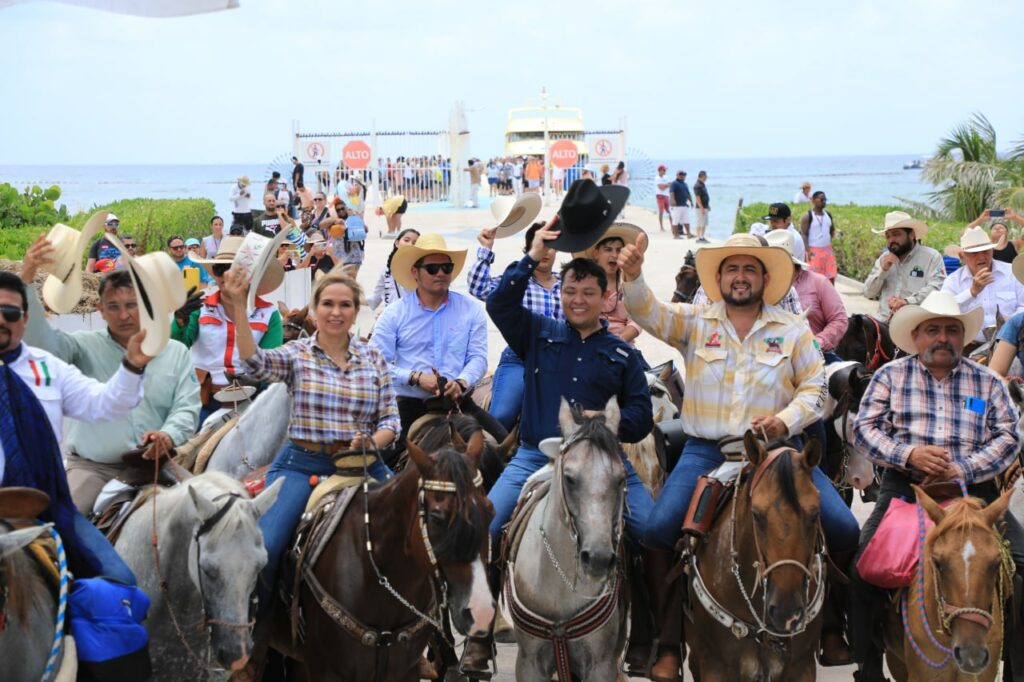 Con la cabalgata urbana inició la Feria del Carmen 2022