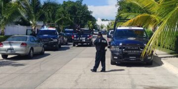 Detienen a gente con armas y chalecos antibalas en privada de Playa del Carmen