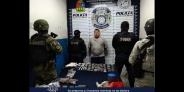 Detienen en Villas del Sol a hombre armado y en posesión de 89 dosis de droga