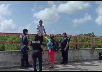 Policías salvan a suicida que se quería lanzar del puente de la Colosio en Playa del Carmen
