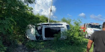 Por evitar choque, vuelca camioneta frente al acceso principal de Puerto Aventuras