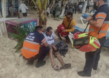 Rescatan a turista de morir ahogado tras presentar ataque epiléptico en Playa del Carmen