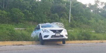 Taxi se queda sin un neumático y sufre accidente carretero en Playa del Carmen￼