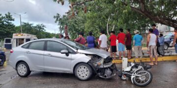 Vehículo arrolla a motociclista y le provoca una fractura expuesta, en Playa del Carmen