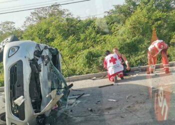 Vehículo particular protagoniza aparatosa volcadura en la carretera 307 en Playa del Carmen