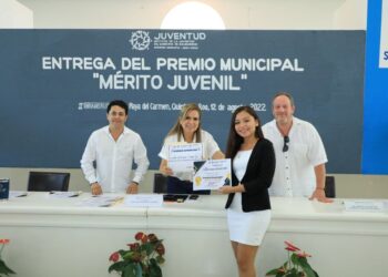 Premia gobierno de Solidaridad al Mérito Juvenil