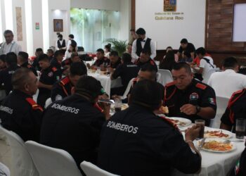 Celebra gobierno municipal al Cuerpo de Bomberos