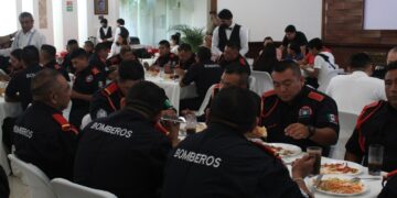 Celebra gobierno municipal al Cuerpo de Bomberos