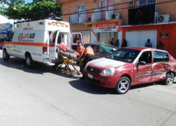 Auto se pasa el alto y provoca aparatoso accidente en Playa del Carmen; hay un lesionado