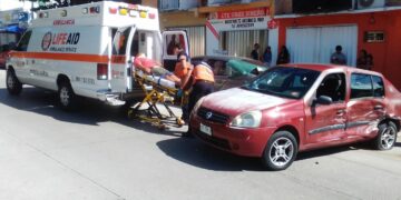Auto se pasa el alto y provoca aparatoso accidente en Playa del Carmen; hay un lesionado