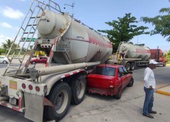 Camión de doble remolque casi aplasta a un carro compacto en Playa del Carmen