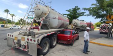 Camión de doble remolque casi aplasta a un carro compacto en Playa del Carmen