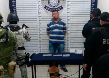 Capturan a sujeto con posibles drogas en un bar durante operativo nocturno en Playa del Carmen