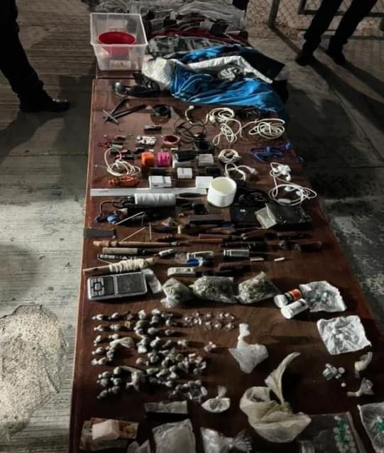 Hallan droga y armas blancas en operativo a cárcel de Playa del Carmen