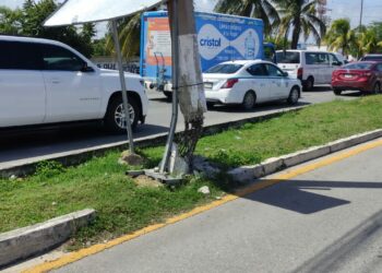 Poste a punto de caer pone en alerta a automovilistas en el Bulevar Playa del Carmen
