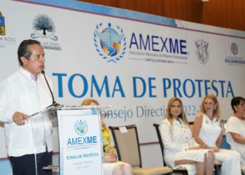 Queremos a más mujeres exitosas en Quintana Roo: Carlos Joaquín