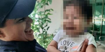 Rescatan a bebé en Playa del Carmen que era cargado por una mujer agresiva y armada