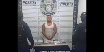 Sujeto huye de la policía y al ser alcanzado le encuentran marihuana y una réplica de rifle