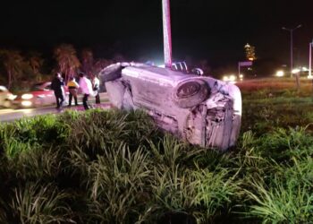 Taxista se estrella contra poste en la carretera federal al sur de Playa del Carmen