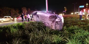 Taxista se estrella contra poste en la carretera federal al sur de Playa del Carmen
