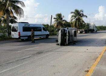 Vuelca camión sobre la carretera 307 en Solidaridad