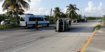 Vuelca camión sobre la carretera 307 en Solidaridad