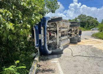 Vuelca tráiler con sascab en Punta Maroma