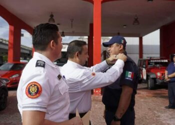 Gobierno reconoce desempeño de bomberos