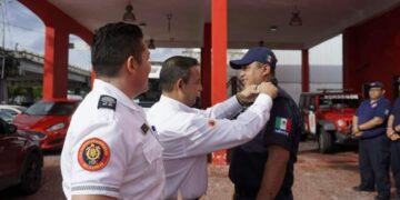 Gobierno reconoce desempeño de bomberos