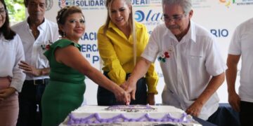 Lili Campos convive en festejo con locatarios