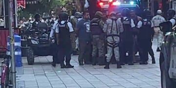 Balean a extranjero en un bar de la Quinta Avenida; hay dos detenidos y un arma asegurada (Actualización)