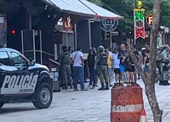 Balean a un hombre en un bar del centro de Playa del Carmen; hay dos detenidos y un arma asegurada
