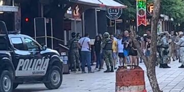 Balean a un hombre en un bar del centro de Playa del Carmen; hay dos detenidos y un arma asegurada