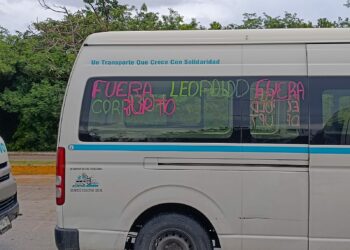 Bloquean combis del Sindicato de Taxistas Palacio Nuevo de Playa del Carmen